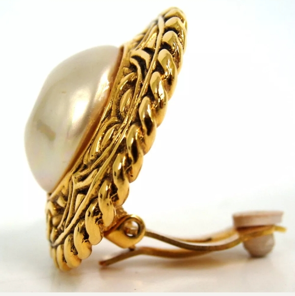 AUTHENTIC CHANEL2329  PEARL ROUND VINTAGE EARRING - Picture 2 of 8